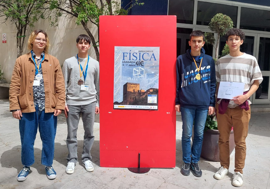 Carlos Calderón, Olaf Imiolek, Alberto Carpano i Luis David Minuesa, estudiants de batxillerat formats per la Universitat de València i premiats en la fase nacional de l’Olimpíada de Física 2024.